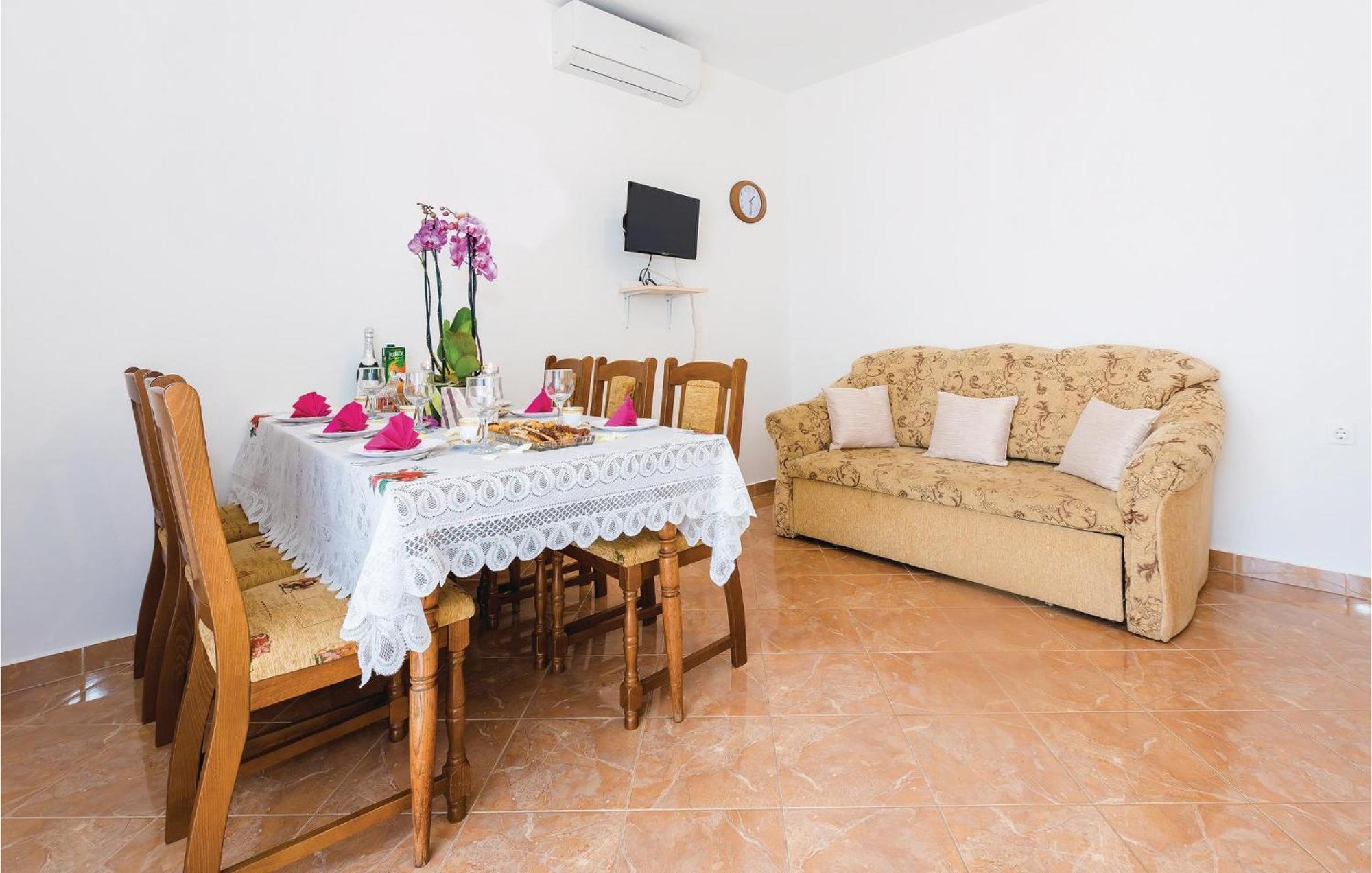 4 Bedroom Cozy Apartment In Vodice Exterior photo